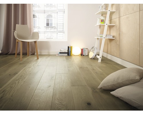 Rumsöversikt med trägolv, stol, fönster och dekoration