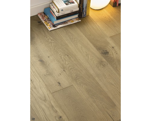 Läggning av trägolv bredvid en stapel böcker