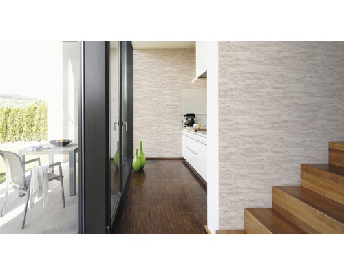 Ljust rum med strukturtapet, trägolv och trappa