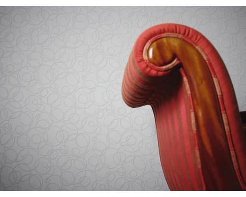 Närbild av en stoppad fåtölj med träram och randig klädsel.