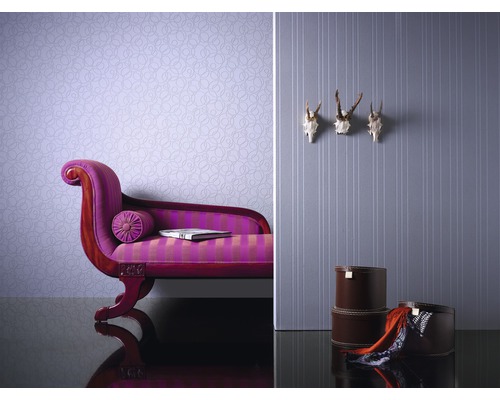 Rumsscen med schäslong, tapet, kranier och hattaskar