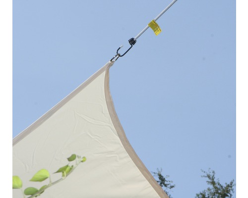 Detaljbild av solsegelfäste med spännlås och karbinhake