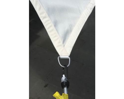 Detaljbild av ett solsegel med fästelement