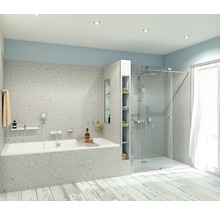 Badrum med badkar, dusch och hyllor