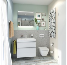 Ljust badrum med tvättställsskåp, spegelskåp, toalett och element