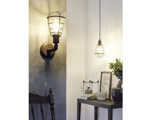 Vägglampa och hänglampa i industriell design i ett ljust rum.