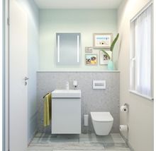 Badrum med handfat, toalett, spegel, handduk och dekorationer