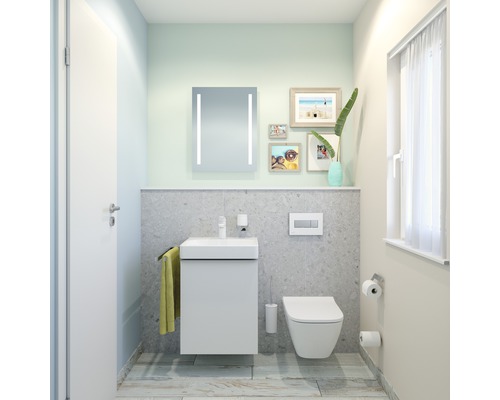 Badrum med handfat, toalett, spegel, handduk och dekorationer