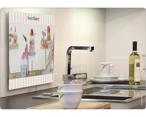 Stänkskydd med godismotiv ovanför en diskho