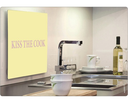 Köksscen med diskho, kran, porslin och en bild med texten ''Kiss the Cook''