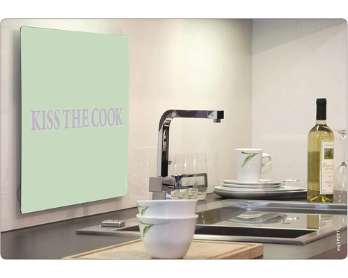 "Köksscen med diskho, porslin och köksvägg med texten ""Kiss the cook""."