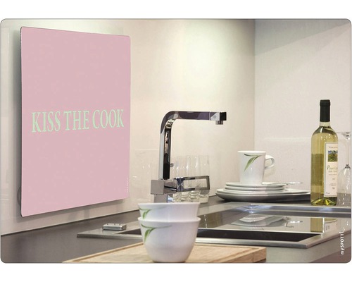 Köksscen med köksstänkskydd med texten Kiss the Cook, diskho, blandare, porslin och vinflaska