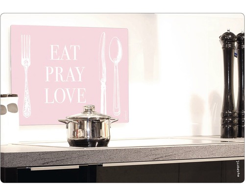 Köksscen med kastrull och stänkskydd