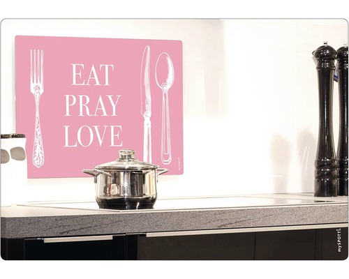 Köksscen med kastrull på spishäll och dekoration med text