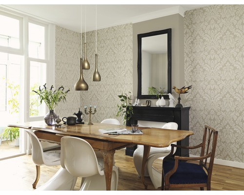 Matsal med matbord, stolar, pendellampor, tapet och spegel