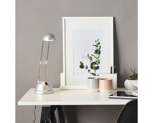 Skrivbord med skrivbordslampa och dekoration