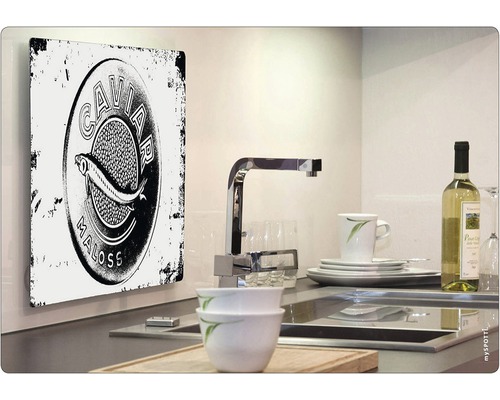 Dekorativ väggskylt med kaviar motiv i ett kök