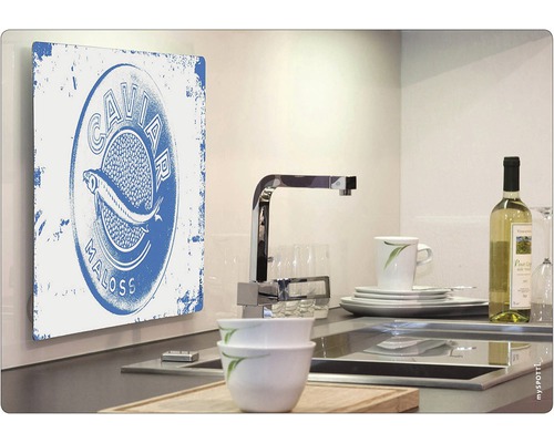 Köksscen med väggdekoration, diskho, kran och porslin