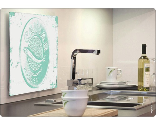 Dekorativ köksscen med en väggmålning med fiskmotiv, diskho och porslin