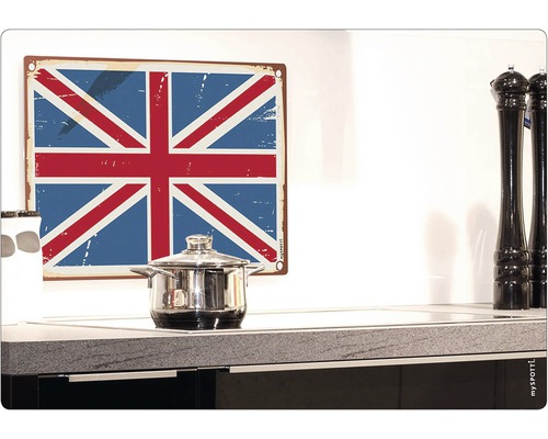 Dekorativ metallskylt med Storbritanniens flagga i ett kök.