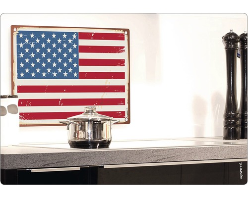 Dekorativ plåtskylt med amerikanska flaggan i ett kök