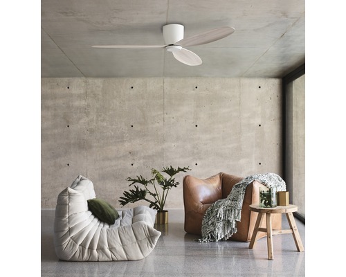 Takfläkt i vardagsrum med fåtöljer och sidobord.