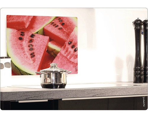 Dekorativ platta med vattenmelonmönster på en köksbänk