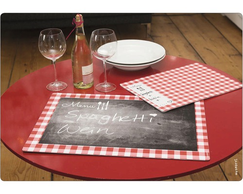 Dukat bord med dryck, glas, tallrik och bordstabletter