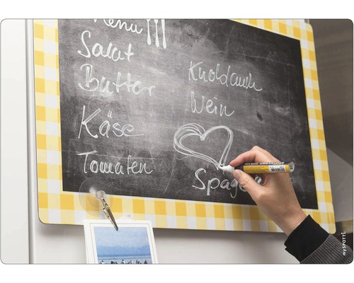 Magnetisk tavla med gult rutmönster och kritmarkör i handen