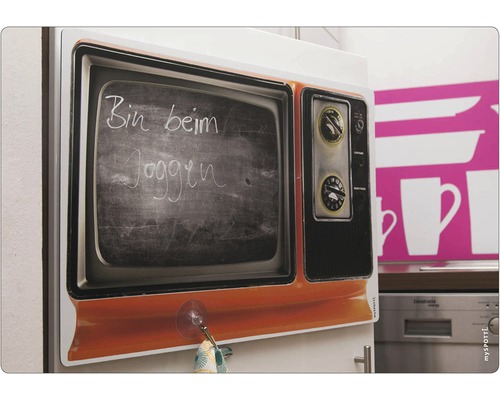 Kylskåpsmagnet i TV-design med tavelyta och texten ''Jag är ute och joggar''