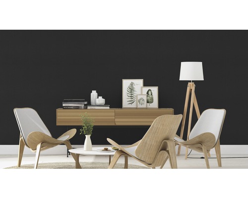 Vardagsrum med två stolar, en låg skänk, en golvlampa och dekoration