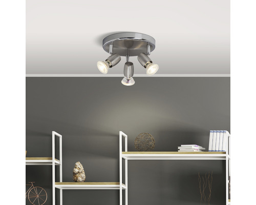 Taklampa med tre spotlights i ett rum