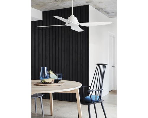 Interiör med matbord, stolar och vit takfläkt