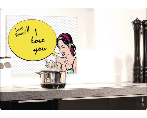 Köksscen med spis, kastrull och stänkskydd med serietidningsmotiv