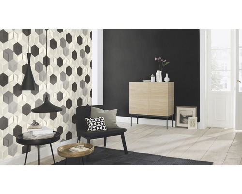 Ljust vardagsrum med tredimensionell mönstrad tapet, möbler och dekorationer för en modern atmosfär.