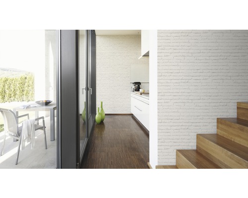 Ljust vardagsrum med uteplats, tapet med tegelvägg och trätrappa