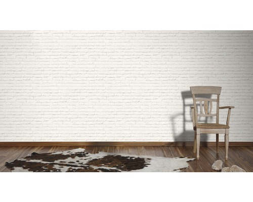 Rum med tapet i tegelimitation, trägolv, matta och fåtölj