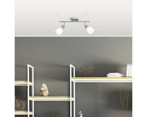 Taklampa med två spotlights i ett modernt vardagsrum.