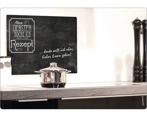 Köksscen med kastrull på spisen och dekorativt element med krittext