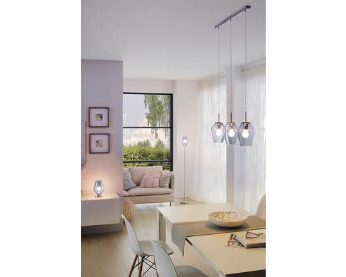 Ljust vardagsrum med matbord, soffa, fönster och pendellampa