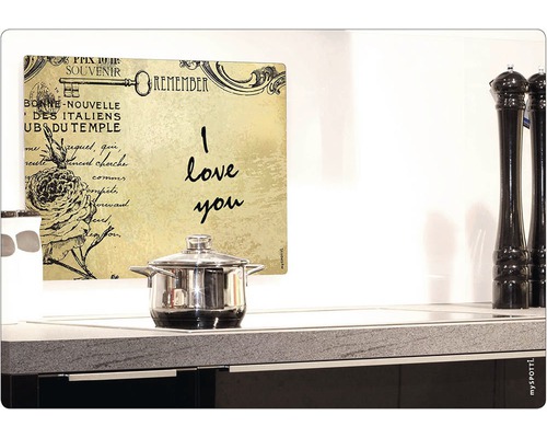 Köksscen med kastrull och stänkskydd med text