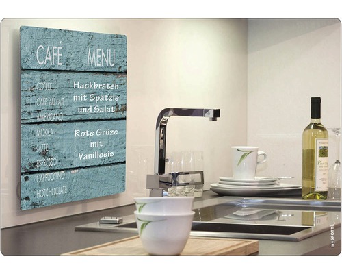 Köksscen med en väggmålning av en cafémeny i vintagestil