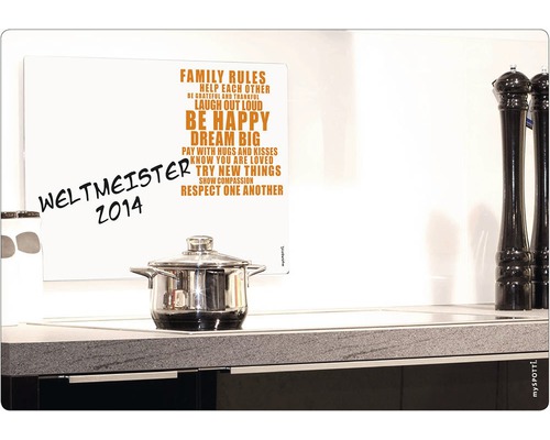 Magnetisk tavla med texten ''Family Rules'', en kastrull och köksredskap