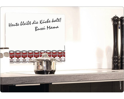 Magnetisk tavla med texten ''Heute bleibt die Küche kalt! Bussi Mama'' och Andy Warhol Campbell''s Soup-motiv i köket