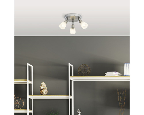 Taklampa med tre spotlights i ett vardagsrum.