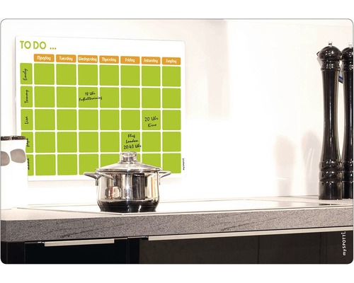 Veckoplanerare med kastrull i köket