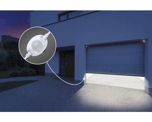 Exteriörvy av ett hus med ett garage som styrs av en rörelsesdetektor