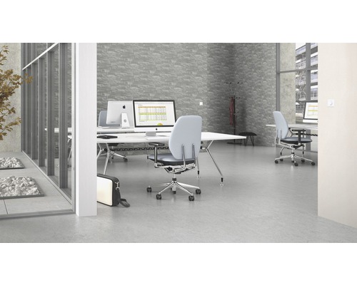 Modernt kontor med skrivbord, kontorsstolar och datorer