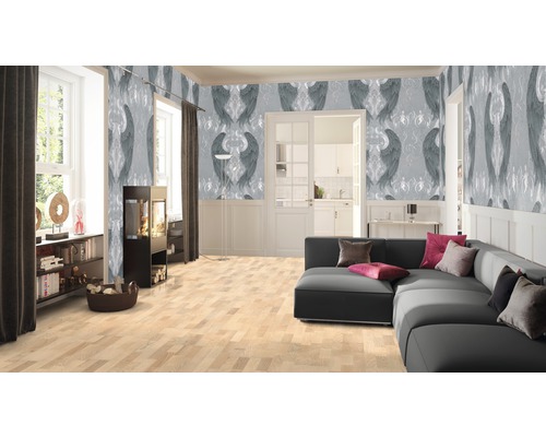 Vardagsrum med grå soffa, kamin och mönstrad tapet