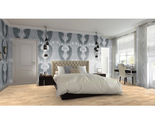 Ljust sovrum med säng, tapet med vingsmönster, skrivbord och pendellampor